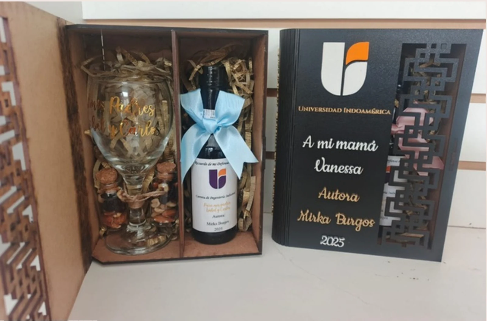 Caja tipo libro abierta y otra cerrada con personalización para defensa de tesis